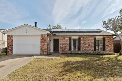 Stylish Home • 3Bed • 2Bath • Yard & Ample Amenities Hotels near Walmart Supercenter