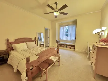 Vacation Resort:  Heated Pool,  Spa, Gym, Kitchen, Laundry, in Tranquil Setting