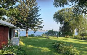 Beautiful 3-BDRM Cottage Home on the St. Lawrence River!