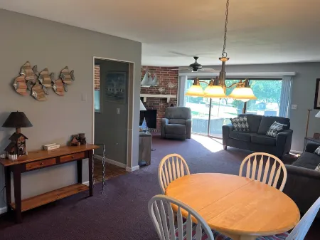 Lakeside Fun~ walk to the pool and enjoy fabulous views of Lake Como!