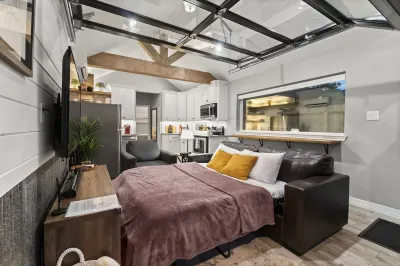 HOT TUB! 400 Sf Spacious, Private Tiny Home Experience! Hotels near Greenheart Printer Solutions