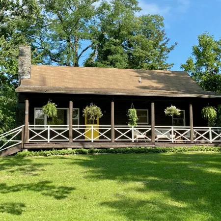 Luxurious & Modern 3 BR 1.5 Bath Log Cabin
