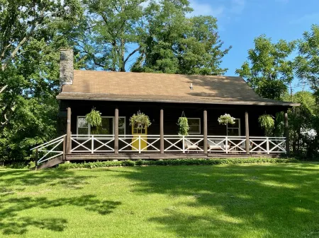 Luxurious & Modern 3 BR 1.5 Bath Log Cabin Отели в г. Копейк