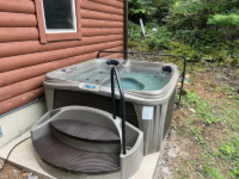 Cozy Kid&pet friendly renov. Cabin w. Hi Spd. WIFI, TV, Hot Tub, Grill, firepl.