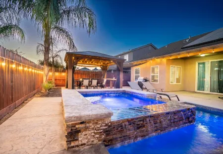 Spacious 5-Bedroom home w/ Pool & Hot Tub Отели в г. Фресно