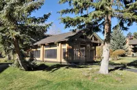 5-Star Solitude & Mammoth Mtn Views @ Snowcreek #237, Remodeled, Spa, Laundry