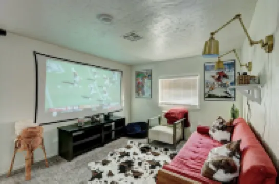 SOONER SUITE - 5 Min From OU - Media Room & Fire Pit - 7 Guests