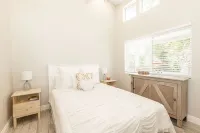 Adorable 4 Bedroom Guest House WPool + Jacuzzi