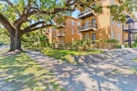Small Studio Condo -Private Balcony -Free Parking
