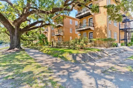 Small Studio Condo -Private Balcony -Free Parking Отели в г. Мобил