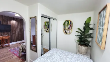 Sacred Serenity Space South East Отели в г. Пасадина