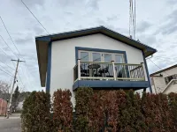 Luxury Bayfield Apartment with Deck, View of Lake Superior & California King Bed