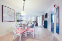 Beach Front Condo. Toes in the Sand. Family Friendly!!