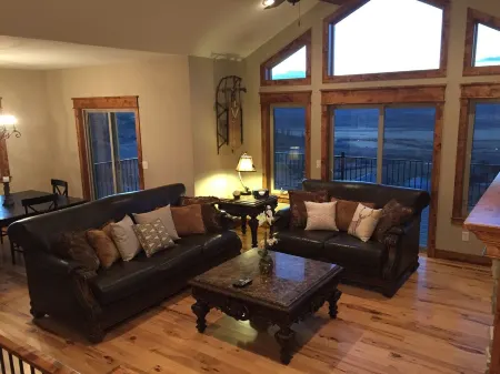 6 TV's!, 5 minutes from Granby Ranch, 18- Min from Winter Park, Gorgeous Views