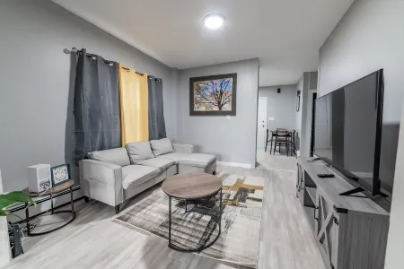 3 bedroom apartment in Cranston, RI Отели в г. Кранстон