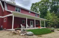 Cherry Tree House - located on 10 acres - only 5 minutes from Algoma. Hotels in Kewaunee County