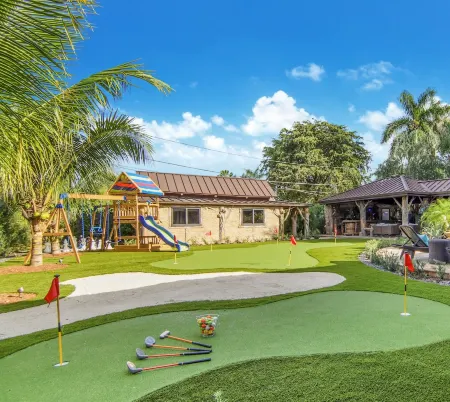 Paradise Near Beach-Downtown w/ Heated pool/Mini Golf & BBQ