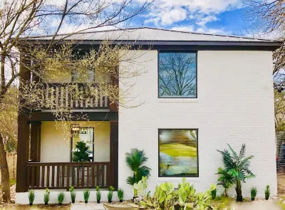 Huge Deck Overlooking Waller Creek & Lush Backyard Hotel di Central Austin