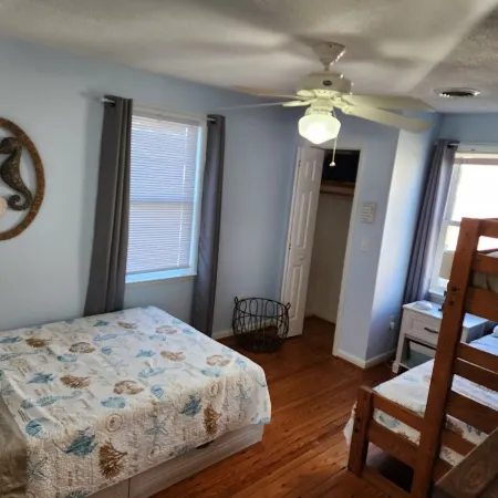 Relax & Renew in a WATERFRONT Cottage , private pier, kayaks, fishing, wineries.