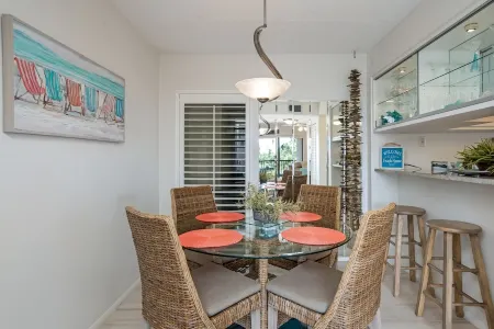 Luxurious 1-Bedroom Condo a Short Walk to Siesta Key Beach Отели в г. Сиеста-Ки