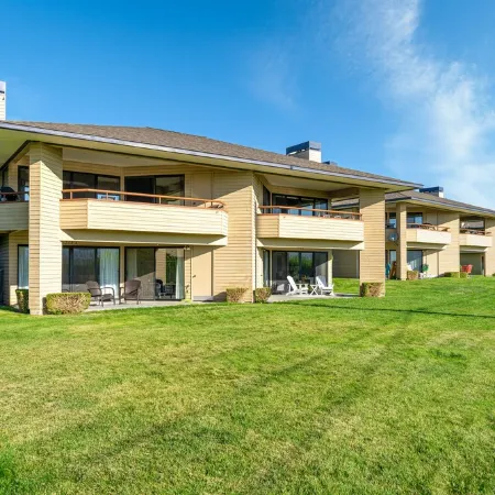 Wapato Point Halmalka Condo 510B 3 Bed 2 Bath Sleeps 8, Lake Views, Next to Pool