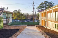Mid-Century Themed Hotel Room in Fayetteville, AR - The Clementine on College #3