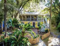 Historic Downtown Sanford Sunshine Cottage with Tree Top Suite!