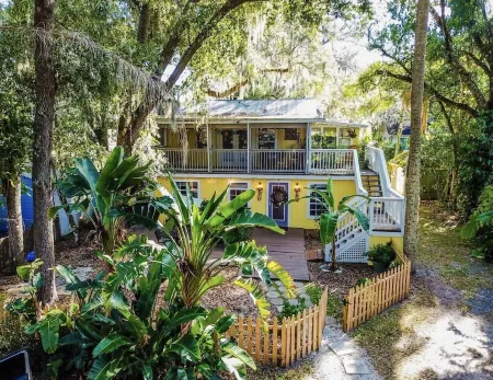 Historic Downtown Sanford Sunshine Cottage with Tree Top Suite!