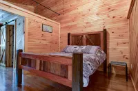 Custom Built Cabin in Rrg • Pet Friendly• Fire Pit
