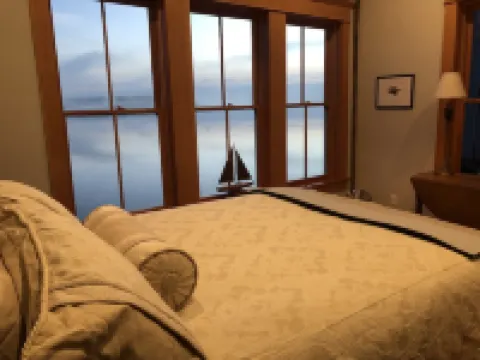 Salty Vons - Lower Waterfront Suite