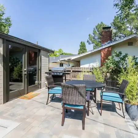 Walk DOWNTOWN! High-end remodel w porch/2 firepits