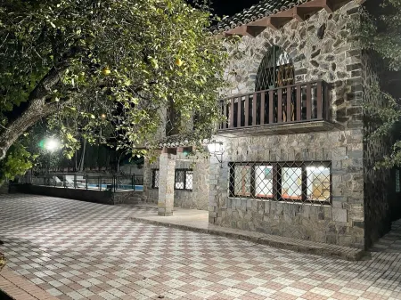 Casa Rural La Moraleja en la Sierra de Cazorla. Pista Deportiva, Parque Infantil Отели рядом с достопримечательностью «Fuente De Los Cerezos»