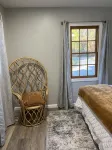 Upscale cottage on a farm in the middle of the city. Six miles to DFW airport.
