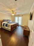 Beautiful fully furnished lakefront house
