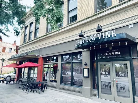 4.5mi to Augusta National & walkable downtown! Отели рядом с достопримечательностью «Медоу Гарден»