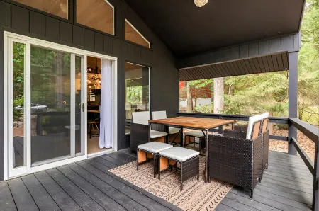 Gorgeous Lake Cabin in the Poconos with private hot tub