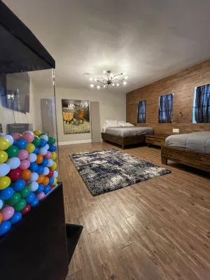 Mid Century Modern, Luxury Private Home | Breathtaking Pool 休斯頓霍比機場附近的飯店