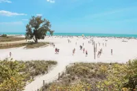 Coastal Retreat 3/2 Near Beaches & Downtown