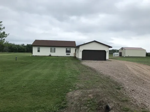 Cozy Toots’s Country Home 3 bedroom 2 bath home centrally located!<br>