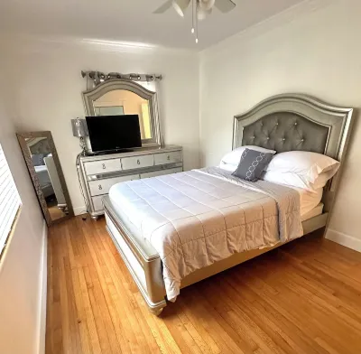 The Centralized Haven 3 bedroom home restaurants, attractions & fun minutes away