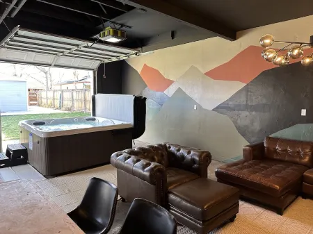 3Br Home with Private Yard, Hot Tub & Walkable Restaurants