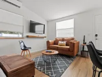 Spacious Industrial Style Guesthouse Hotels in Riverview