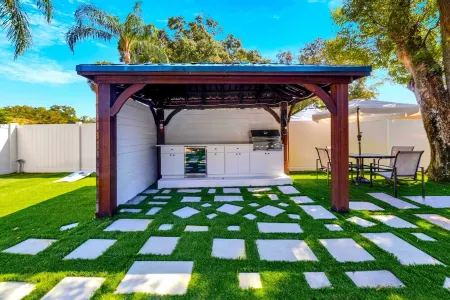 Sleeps 15/ Private Beach & Heated pool /mins to Tampa /Bush Gardens/ Buccs/ Zoo Отели в г. Лейк-Магдалин