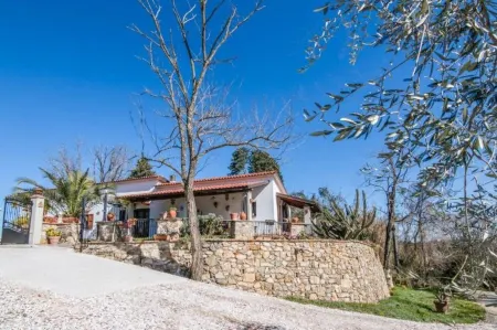 Detached cottage in a park-like garden overlooking the pool Отели в г. Фаулья