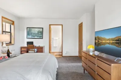 Honey Pine Lodge. Cozy cabin in Lake Arrowhead.  Two dogs welcome. 레이크 애로헤드 브랜치 도서관 주변 호텔