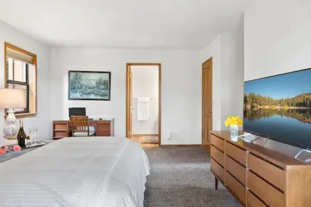 Honey Pine Lodge. Cozy cabin in Lake Arrowhead.  Two dogs welcome. Отели рядом с достопримечательностью «Lollipop Park»