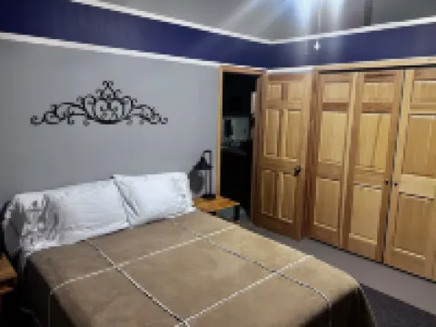 Mississippi River View Lodge with Hot Tub! Sleeps 14