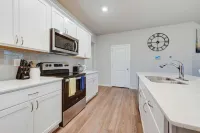 New Spacious 4-bedroom house in charming Ankeny with WiFi, AC-Prime Location