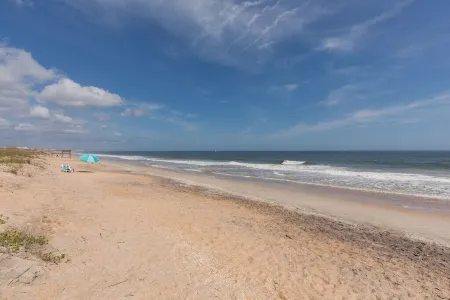 Heated Pool. Private Beach Path. Vilano Beach House Closest to Historic St. Aug.