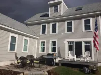 Meredith Bay - Brand New 2nd and 3rd floor Apartment in Private Home